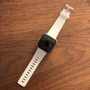 Fitbit Versa Lite- White band